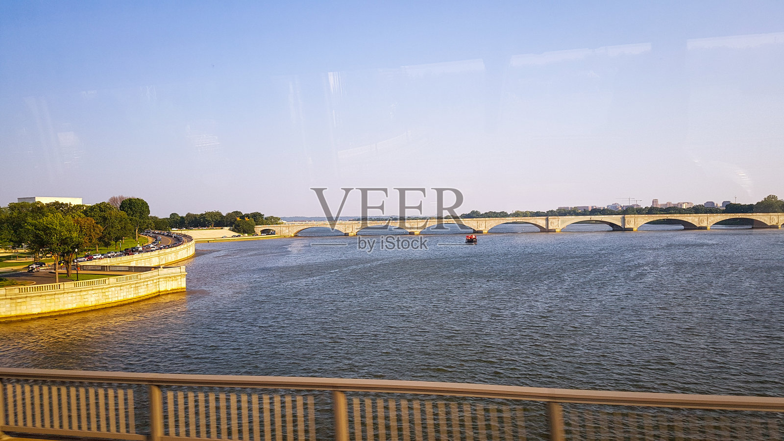 阿灵顿纪念大桥和波托马克河。照片摄影图片