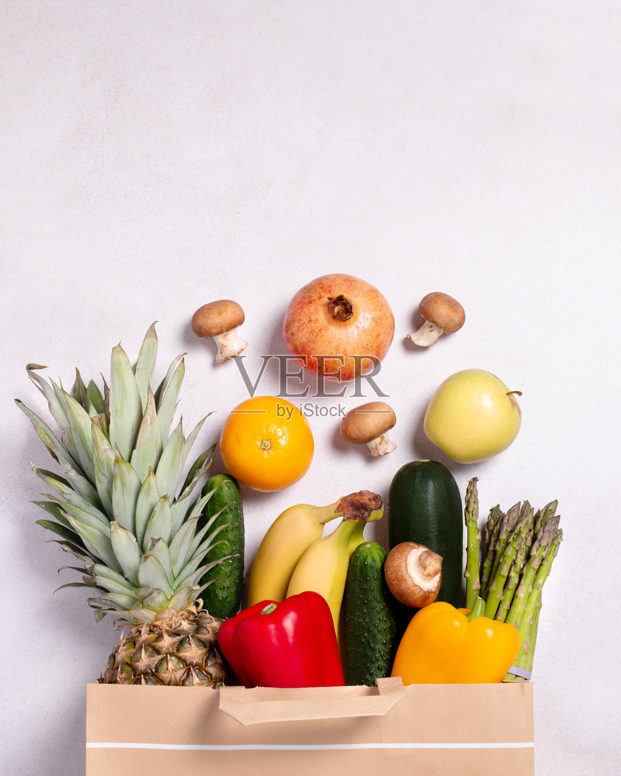 新鲜水果和蔬菜装在纸袋里，浅灰色背景，俯视图，拷贝空间照片摄影图片