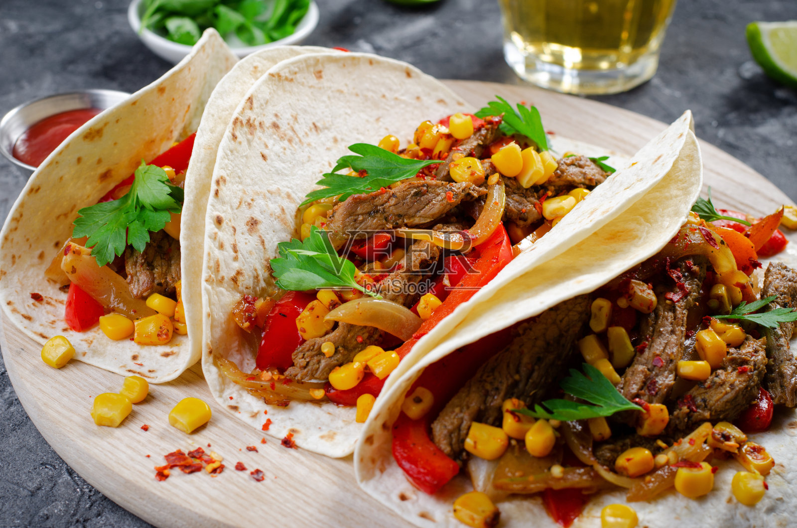 墨西哥玉米卷，牛肉和蔬菜，玉米饼牧师在黑暗的背景照片摄影图片