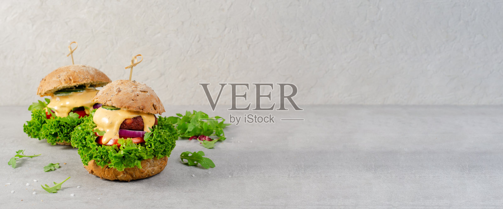 美味的汉堡与蔬菜和酱，新鲜和美味的植物为基础的无肉汉堡在明亮的背景照片摄影图片