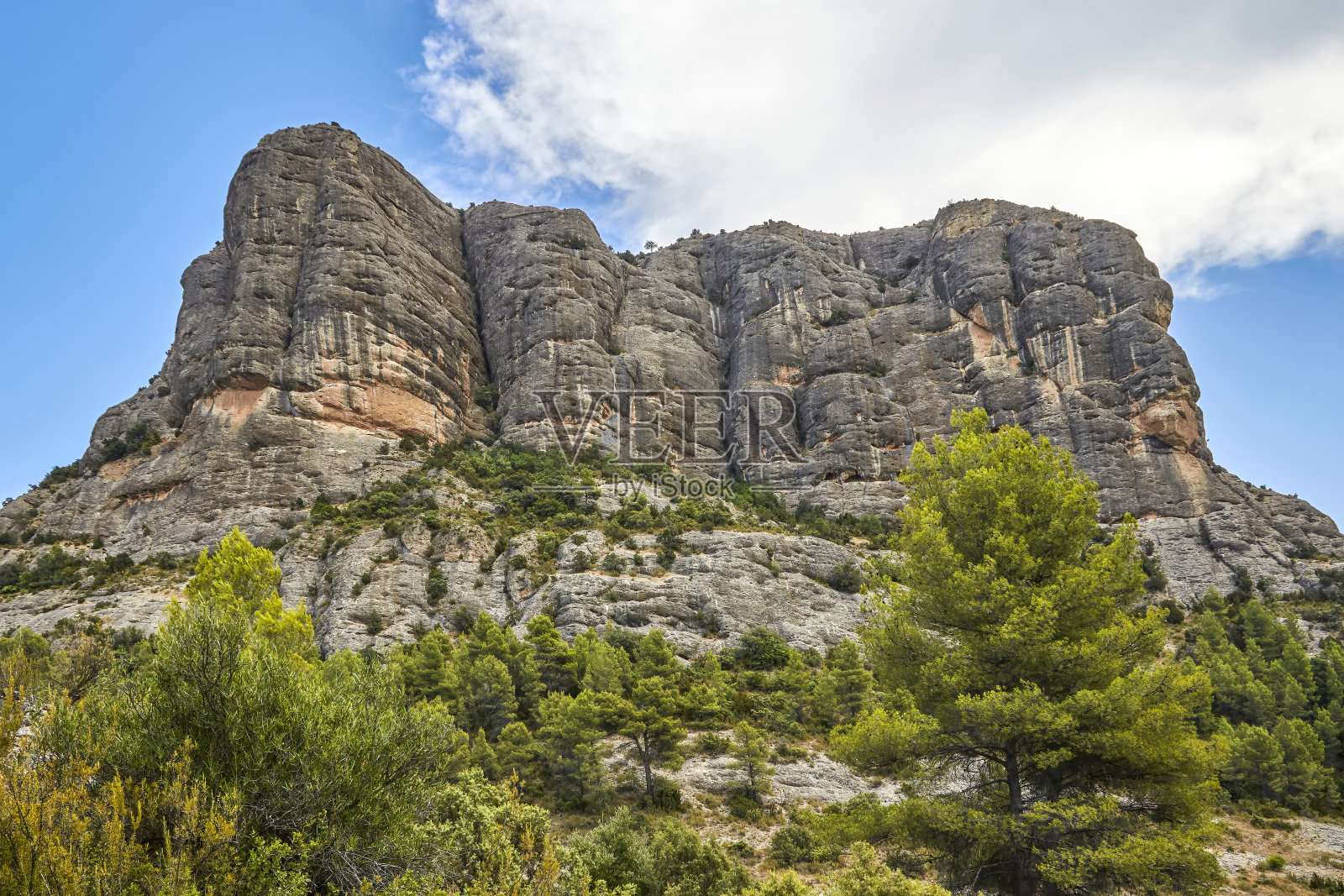 阿纳斯街道上雄伟的岩层。在西班牙加泰罗尼亚社区塔拉戈纳的埃尔斯港口自然公园照片摄影图片