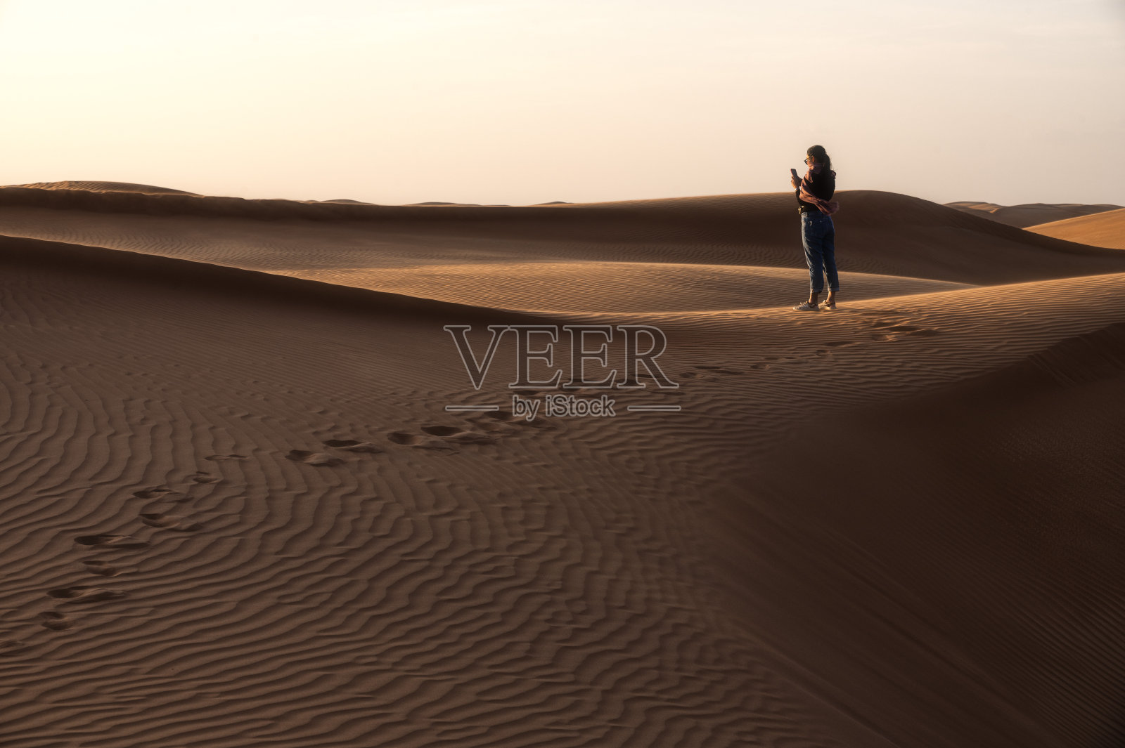 在瓦希巴沙丘观看日落的人们剪影照片摄影图片