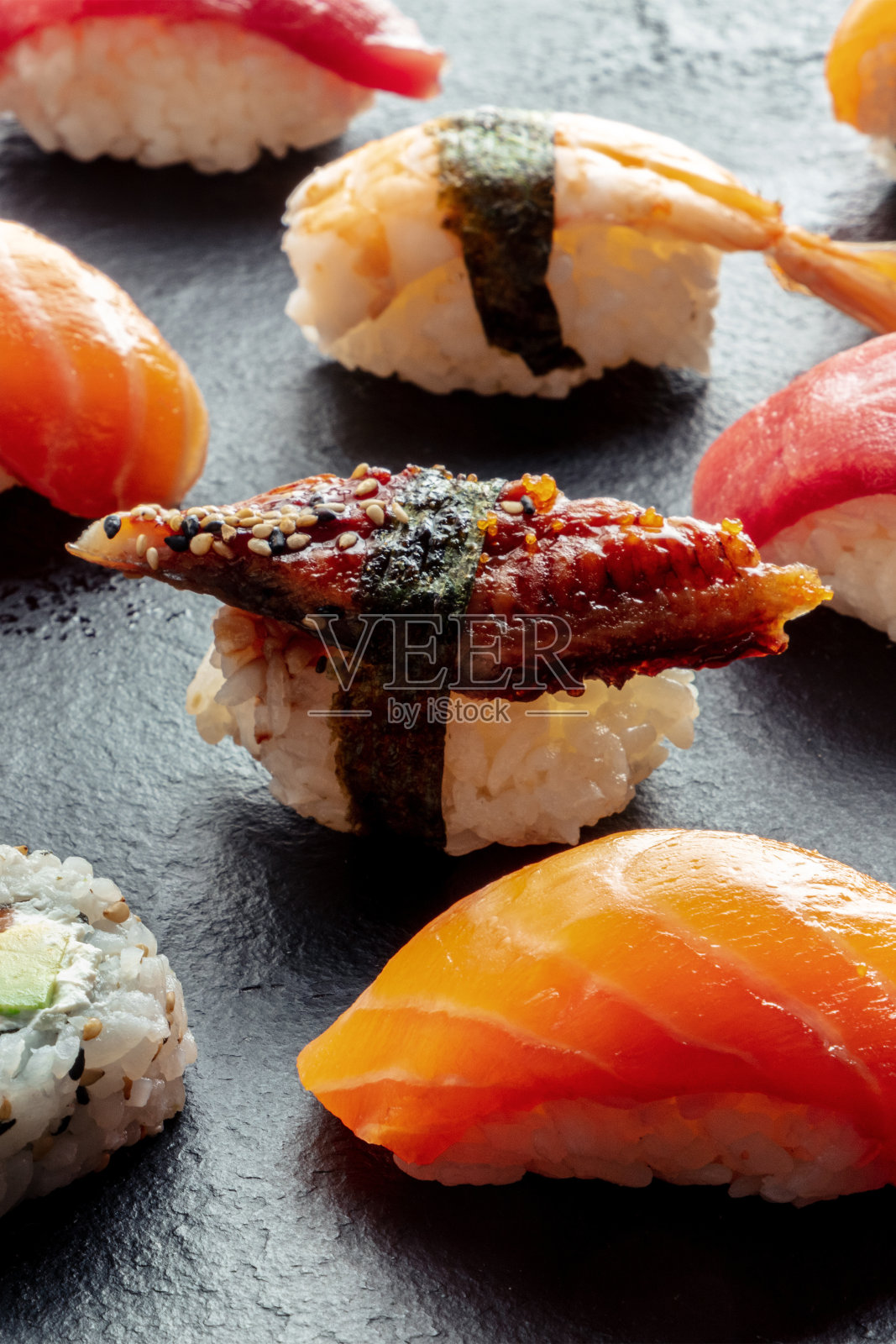寿司。黑底鳗鱼、鲑鱼和虾寿司，日本料理照片摄影图片