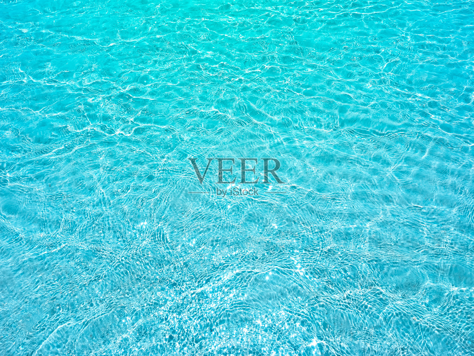 水海背景。湛蓝明亮的海面上有荡漾的小波浪，动着夏日的风，俯视图。热带度假度假海报背景，空白空间为文字和产品。照片摄影图片