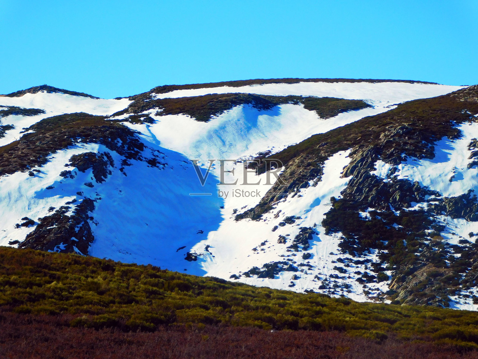 西班牙萨莫拉萨纳布里亚公园的山脉照片摄影图片