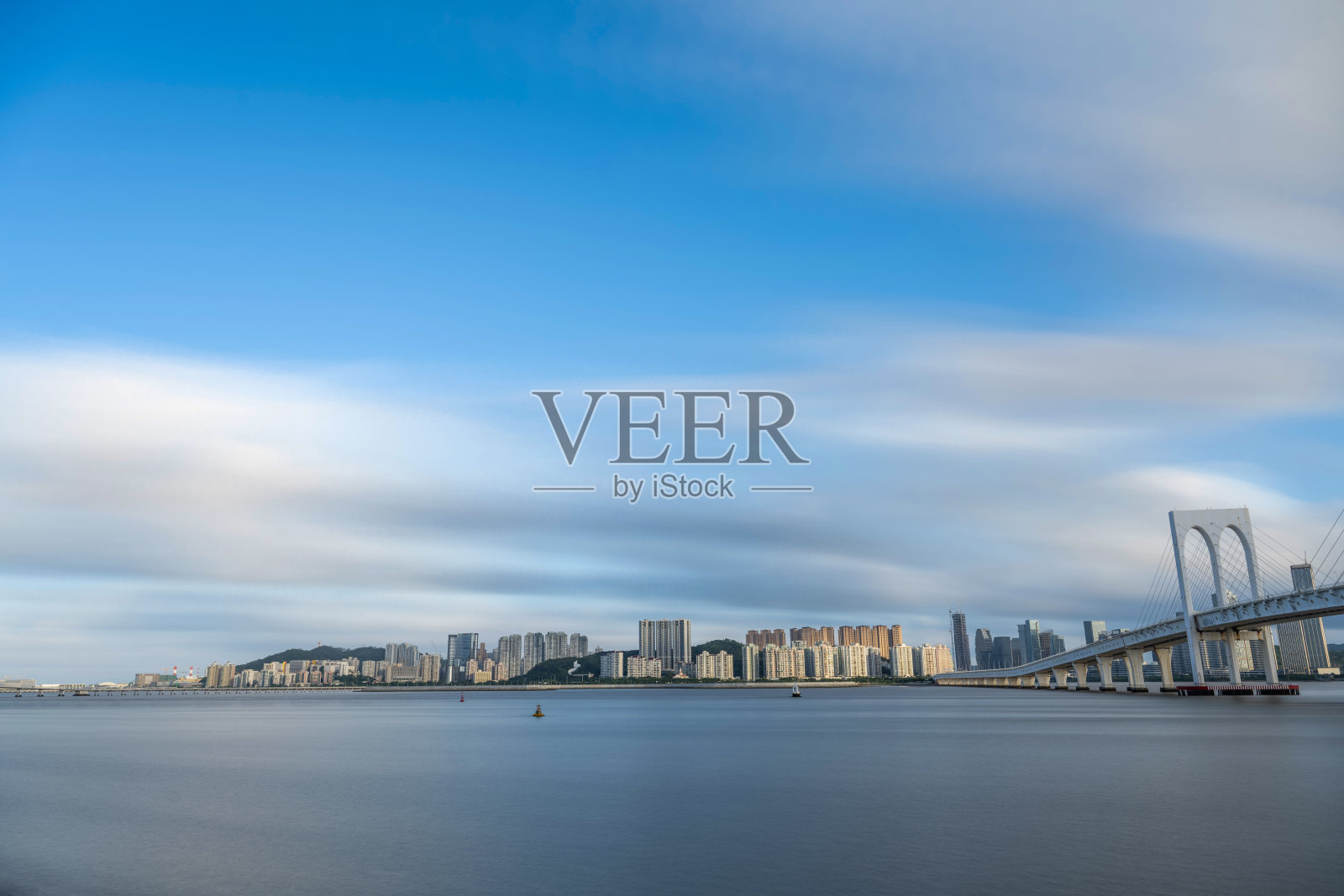 跨海大桥的阳面和城市的高层建筑照片摄影图片