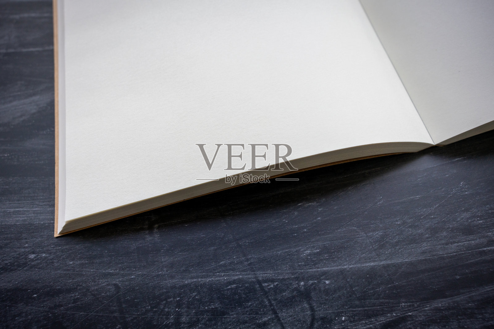 黑板背景上的空白笔记本照片摄影图片