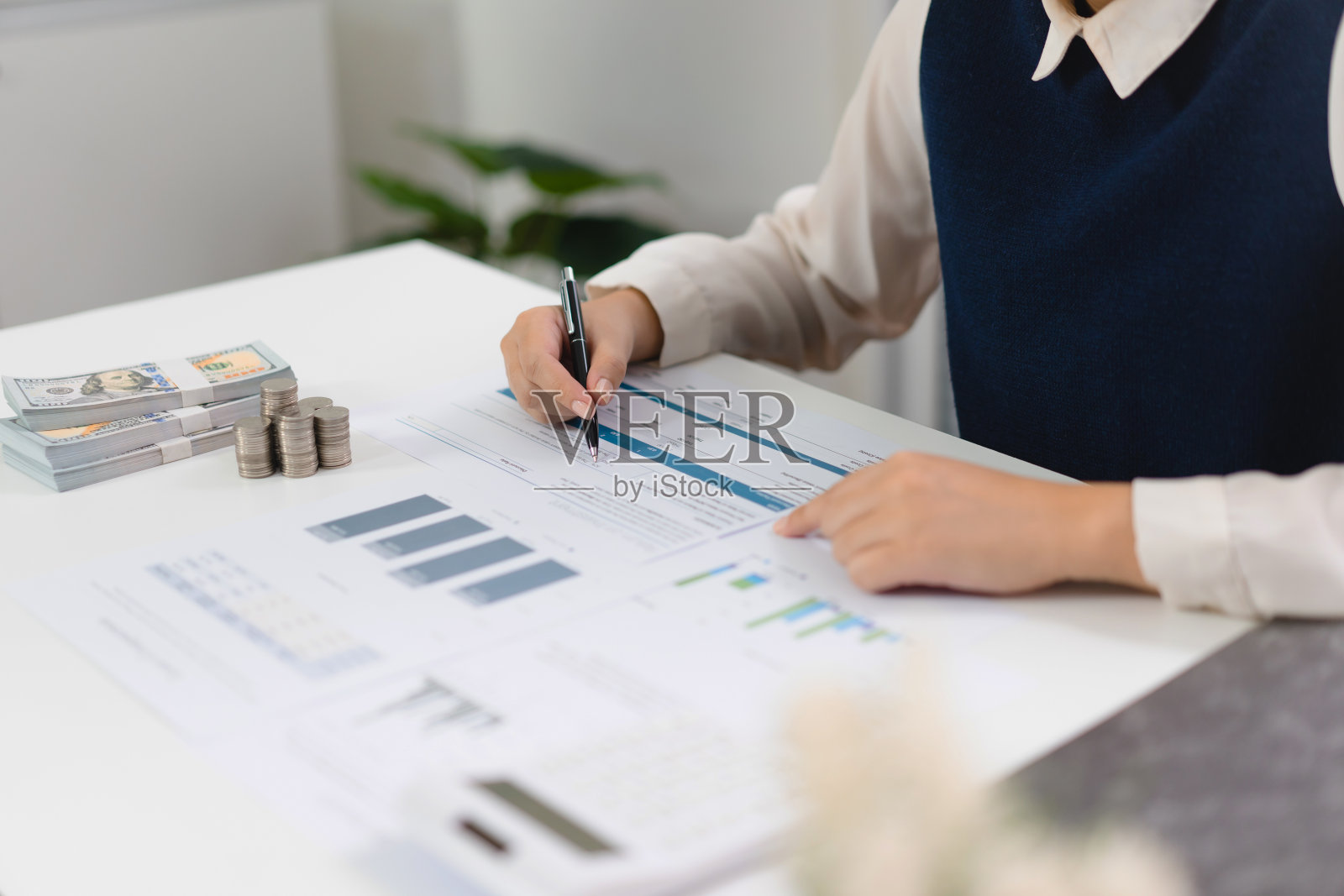 投资规划和战略概念，财务数据分析，图表业务分析和intelligenceÂ财务绩效。照片摄影图片