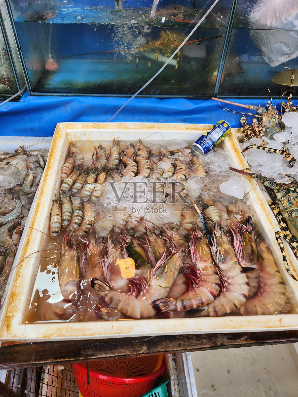 集市上的长凳上摆放着美味的菜肴照片摄影图片