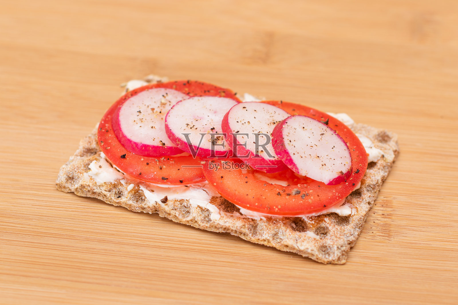 全麦脆饼配番茄、奶油芝士及萝卜照片摄影图片