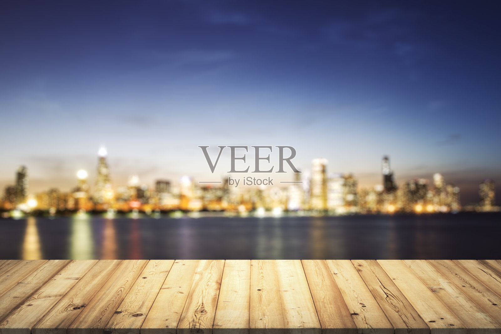 桌面木制模具与美丽模糊的城市景观在黄昏的背景，模型照片摄影图片