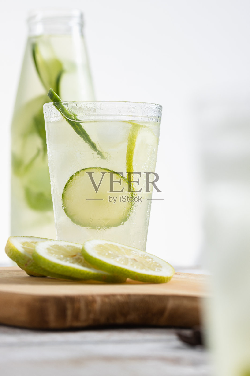 一杯柠檬水的特写，柠檬和黄瓜片放在木板上照片摄影图片