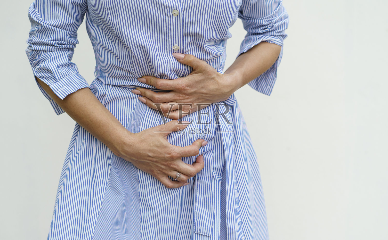 中年女性胃痛，月经期照片摄影图片