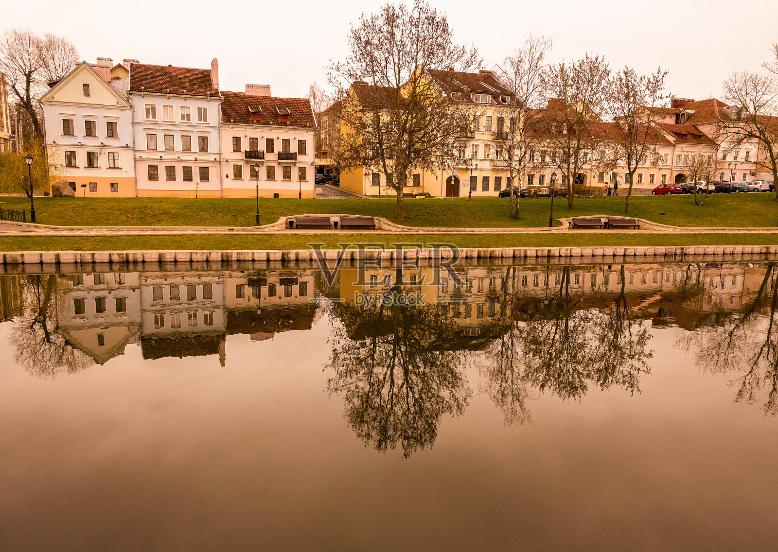 倒影在水中的城市景观照片摄影图片