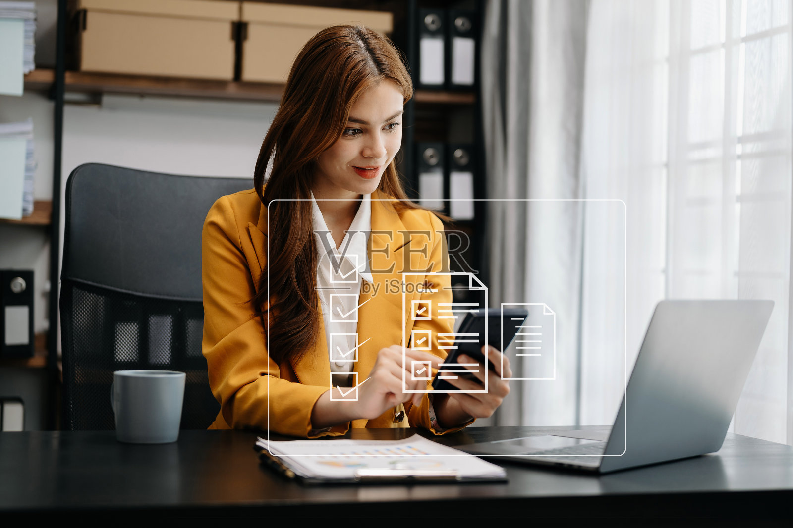 检查表和填写在线调查表格。文件管理系统DMS。评估表格，问卷，检查表。质量控制和准确性检查完整性。使用笔记本电脑和平板电脑照片摄影图片