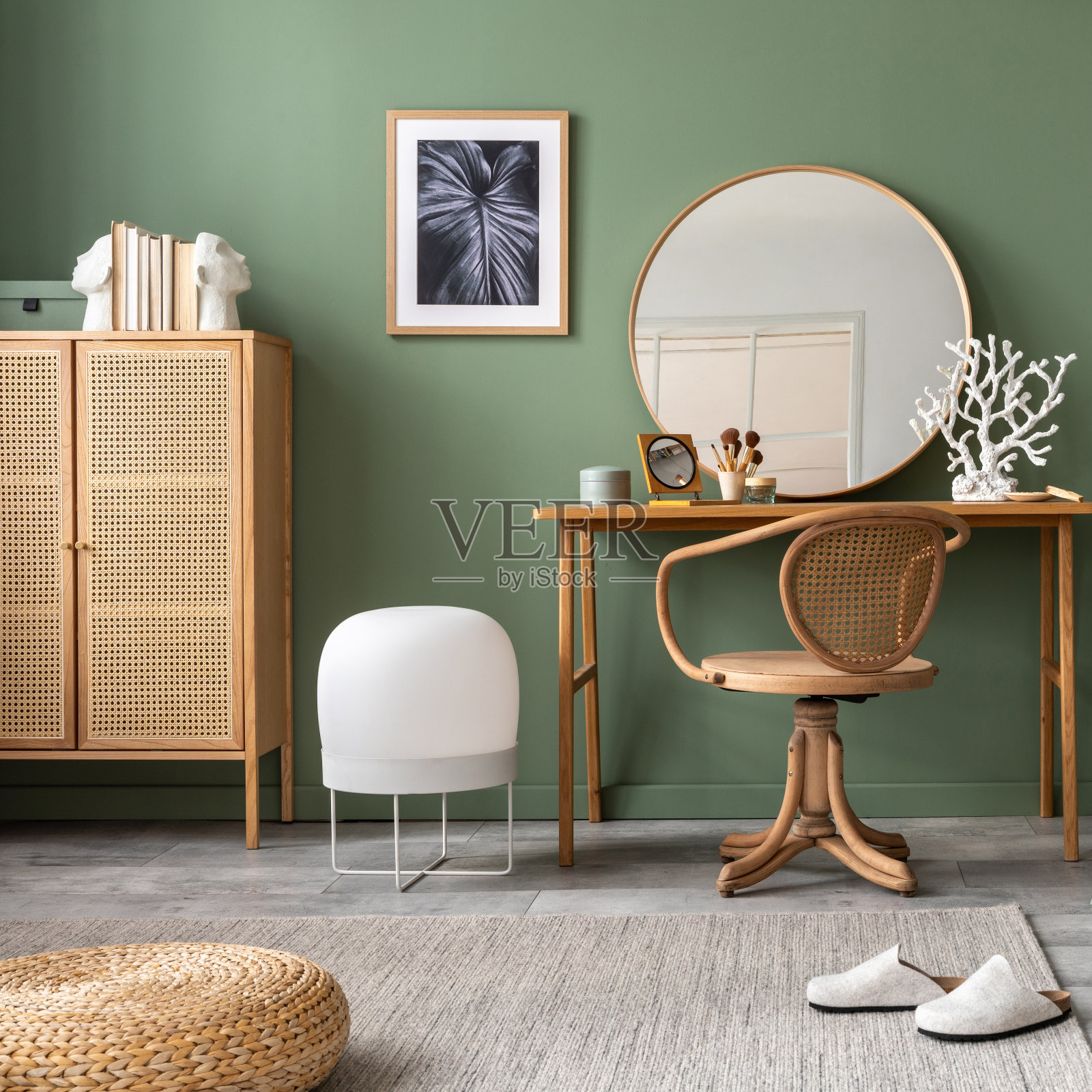 现代魅力室内设计中时髦的卧室组成，梳妆台，大圆镜，热带床和漂亮的个人配饰。模拟海报。模板。照片摄影图片