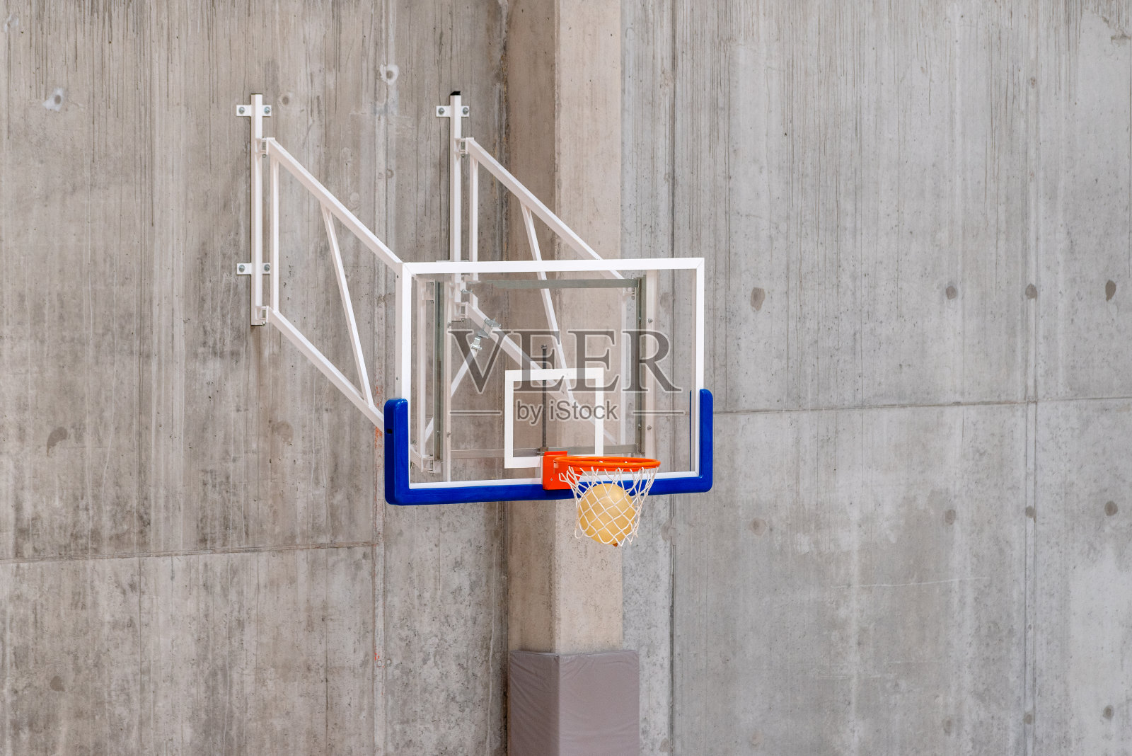 体育馆里的篮球篮板照片摄影图片