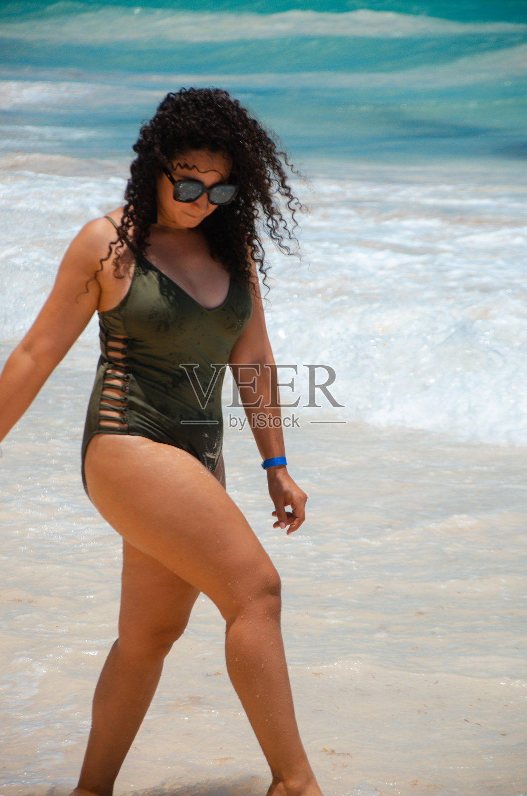 享受海滩的年轻女子照片摄影图片