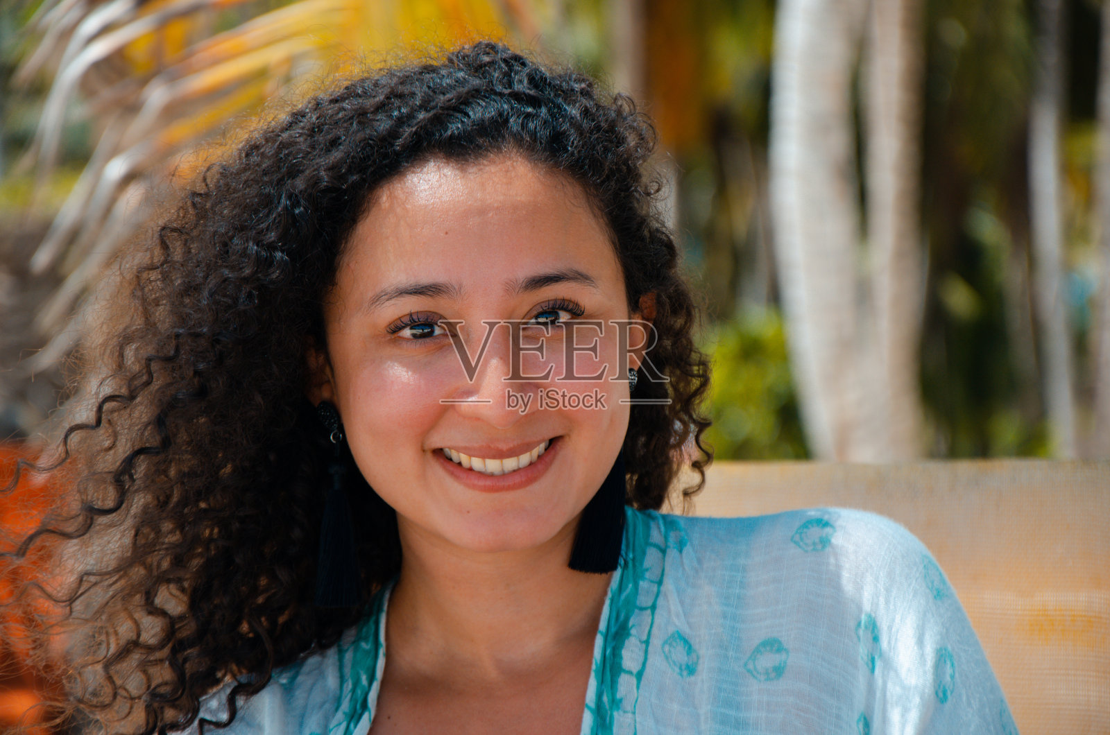 年轻女子在沙滩上看镜头的特写照片摄影图片