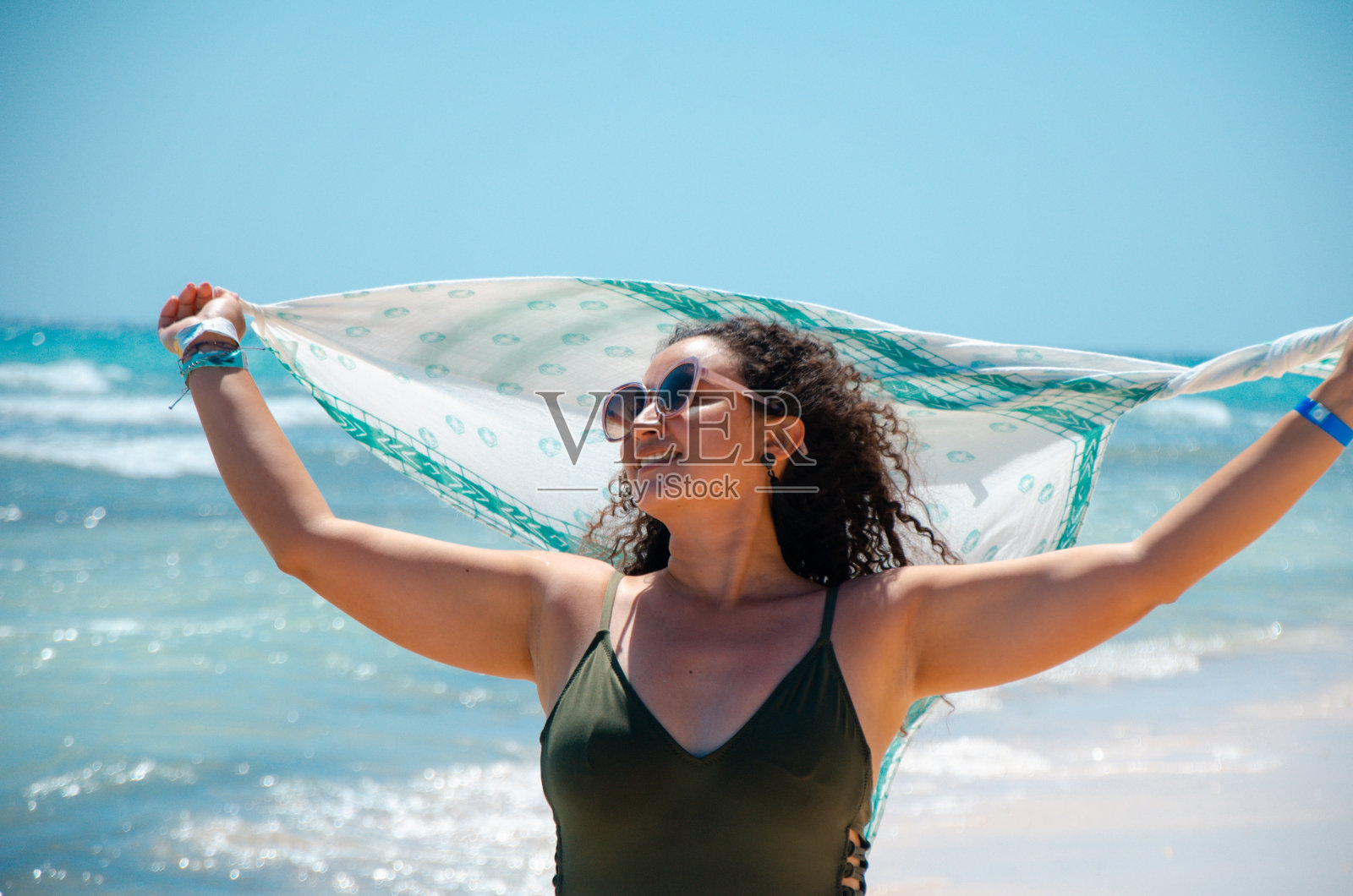 快乐的年轻女子享受海滩的特写照片摄影图片