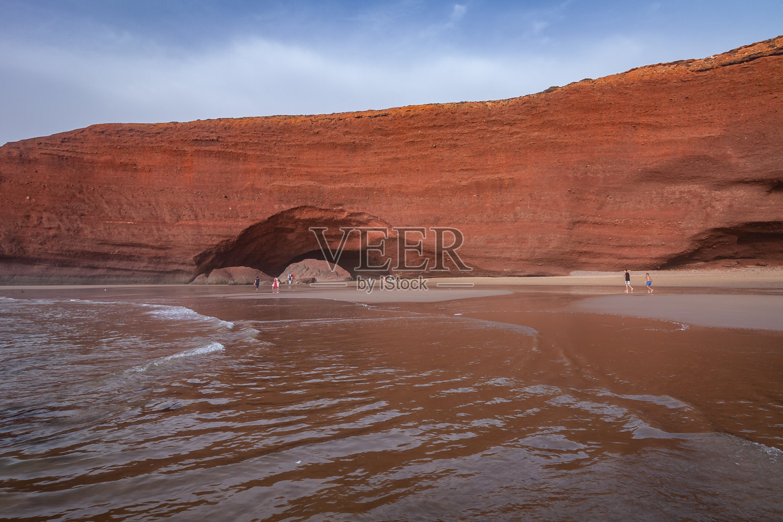 在摩洛哥莱齐拉海滩的山间，海边的隧道。在Mirleft和Sidi Ifni之间可以找到摩洛哥最独特的海滩。照片摄影图片