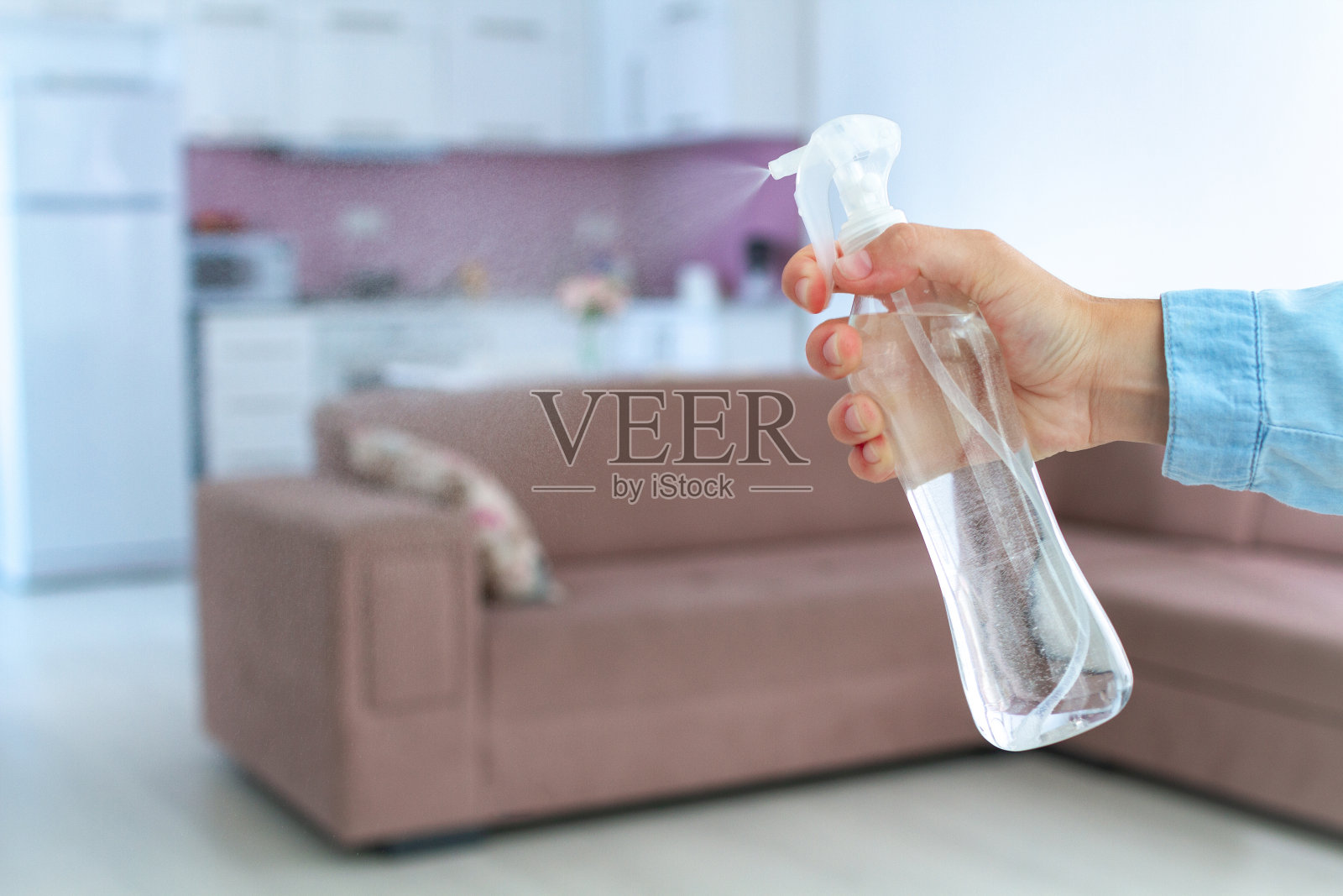 在室内喷洒空气清新剂，使室内空气清新宜人照片摄影图片