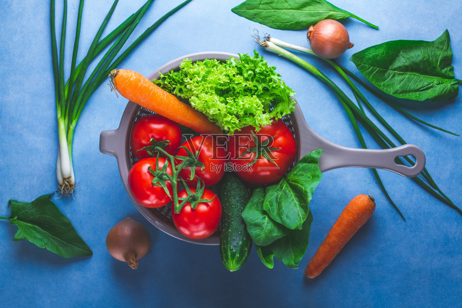 洗蔬菜。把干净、成熟的蔬菜放在滤锅里，用来做新鲜的沙拉。健康的食物和适当的营养。均衡的饮食照片摄影图片