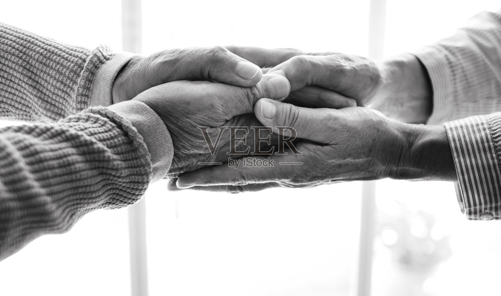 老人牵手近距离观看，老年退休家庭夫妇表达关爱为心理支持理念，信任幸福婚姻，共情希望照片摄影图片