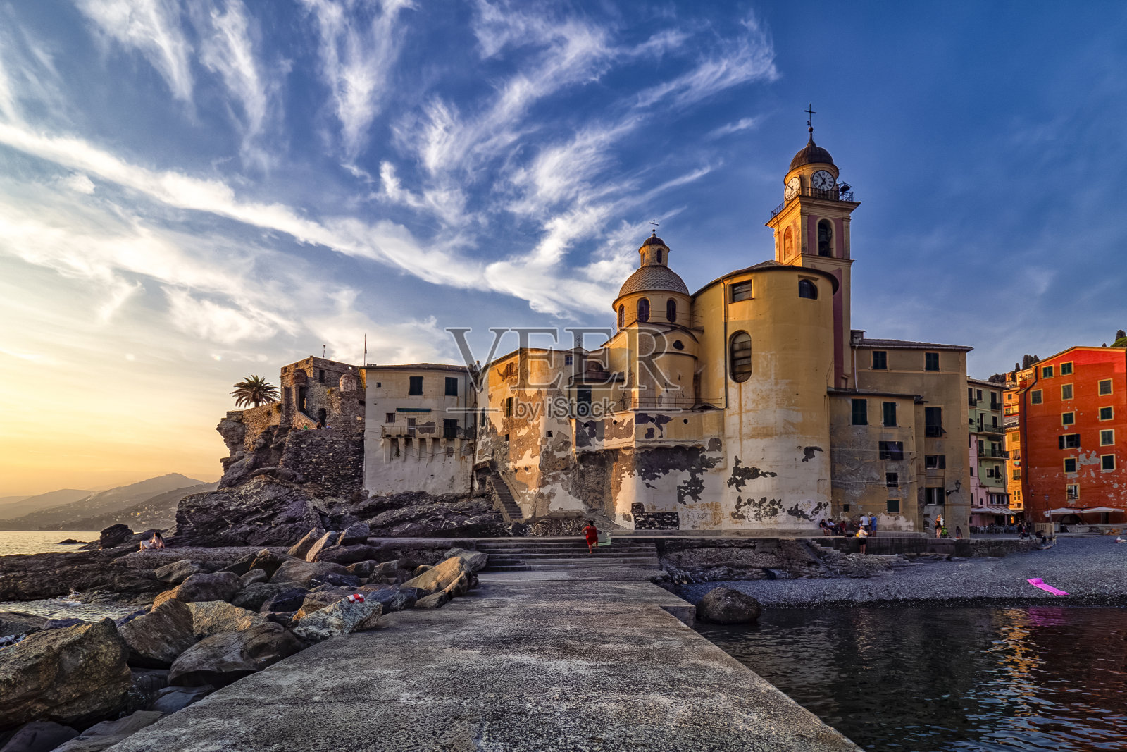 卡莫格利教堂的夕阳色照片摄影图片