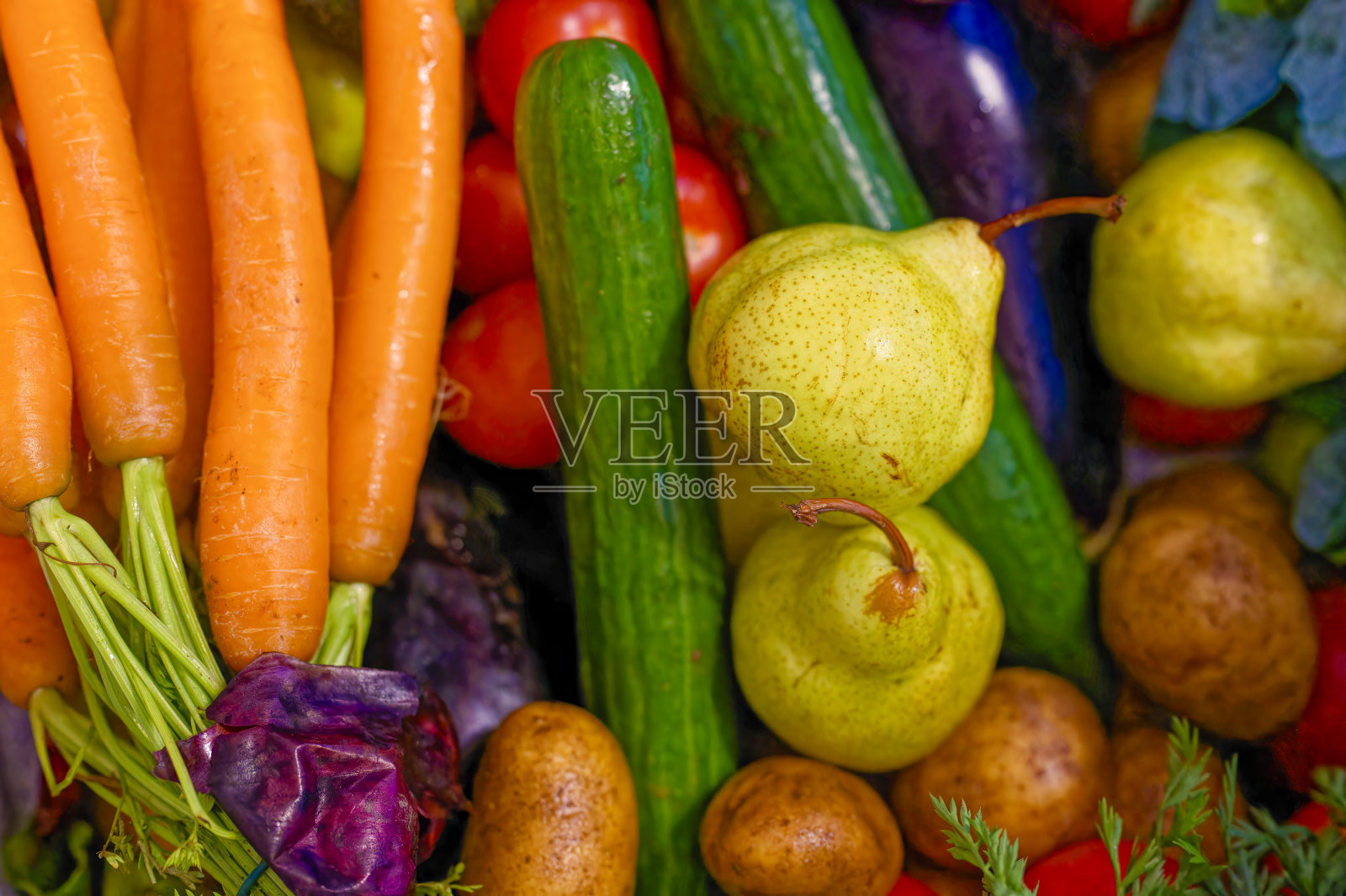 各种新鲜的烹饪材料。照片摄影图片