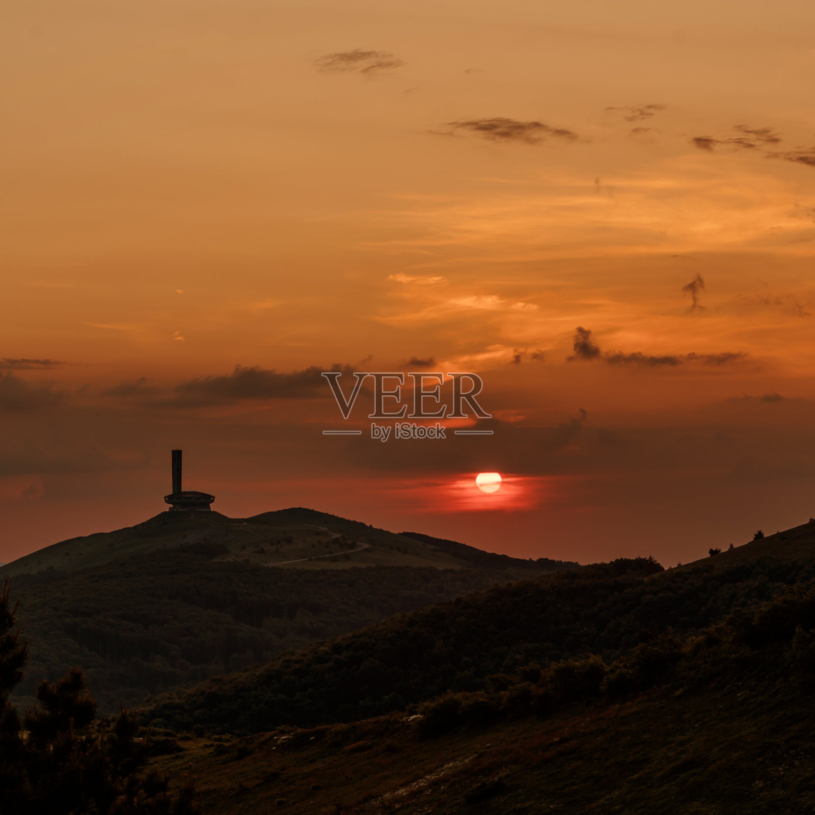 美丽的红色晚霞在山上的景观照片摄影图片