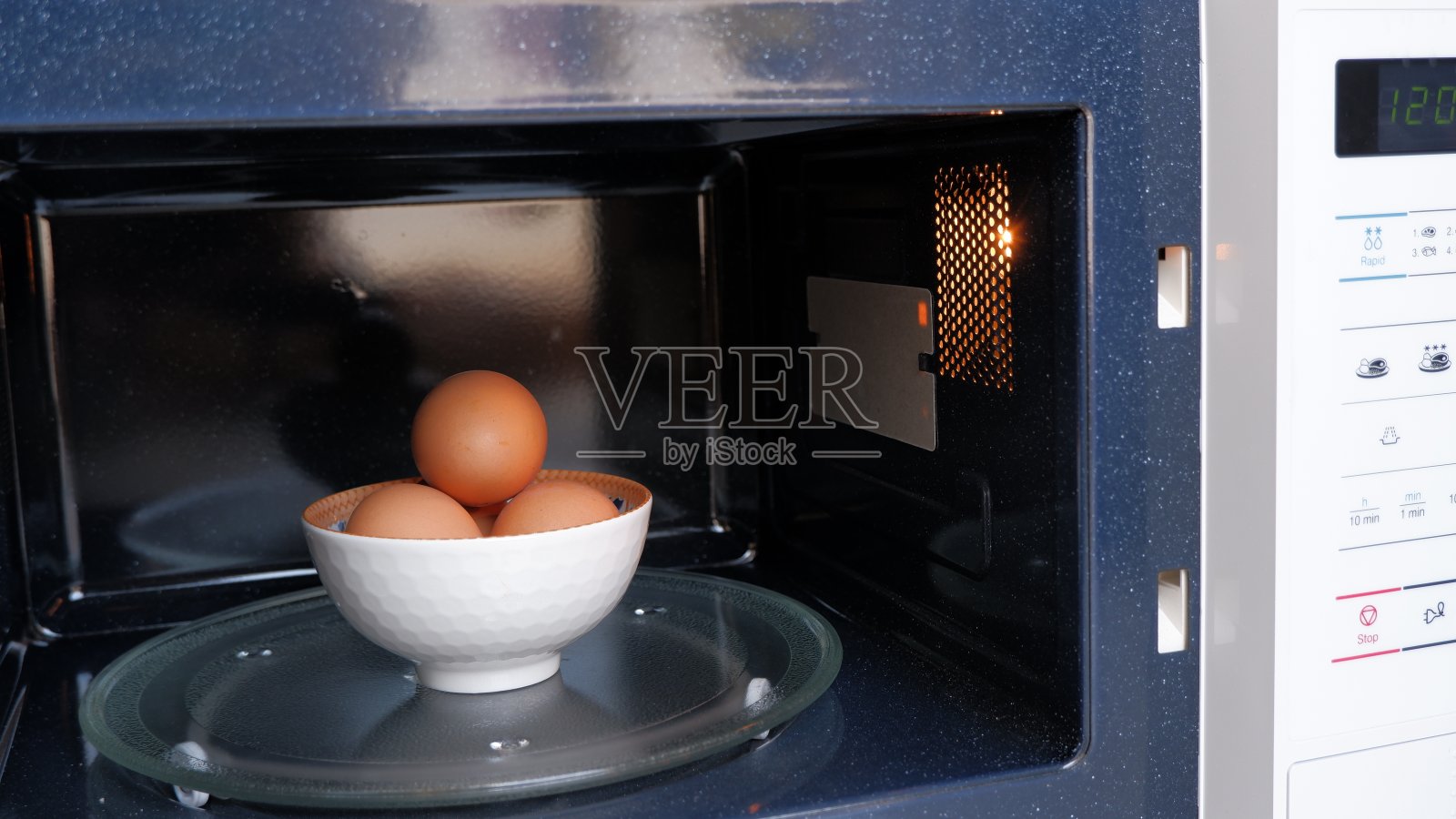 在微波炉里煮去壳的鸡蛋很危险，鸡蛋在微波炉里会爆炸照片摄影图片