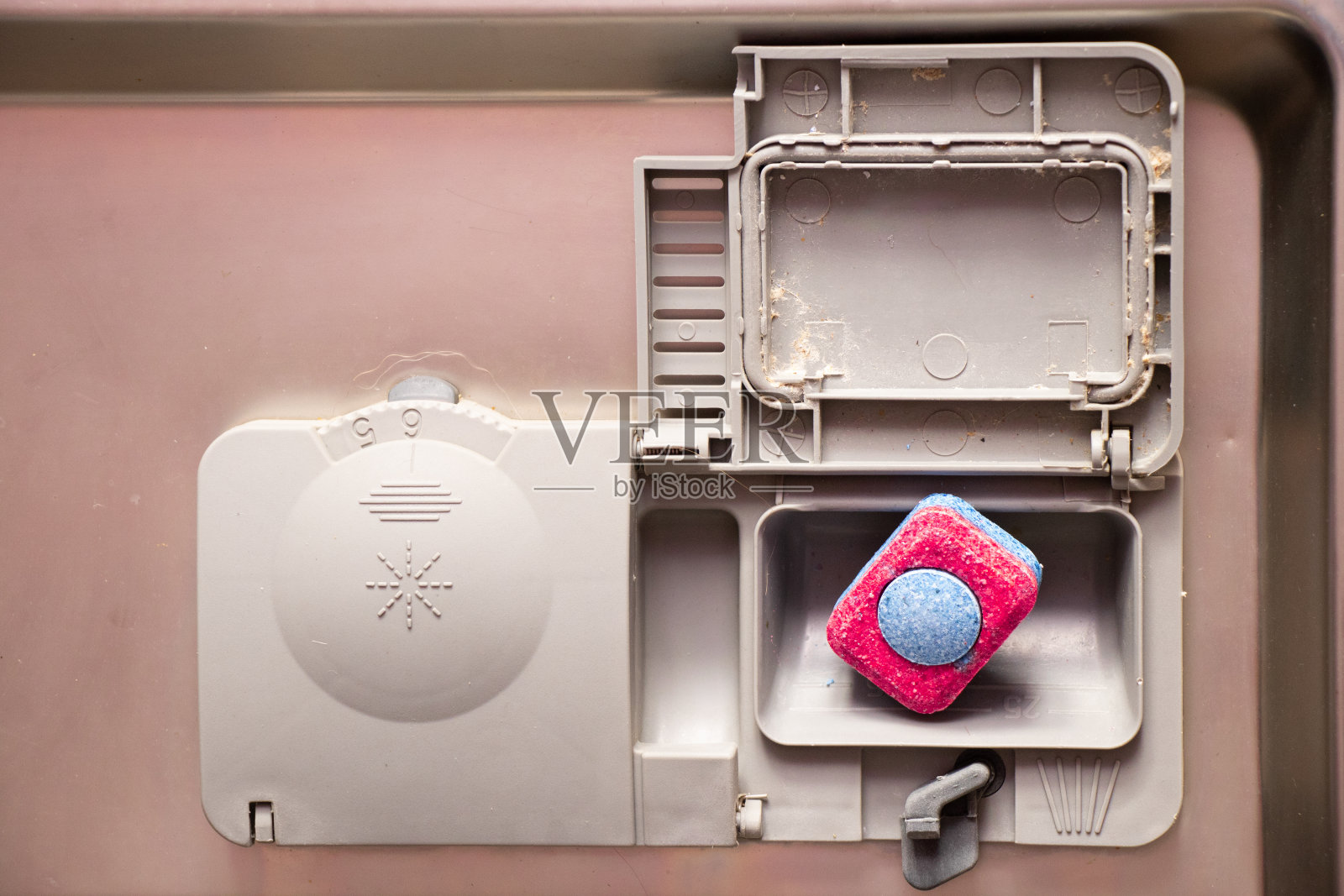 洗碗片在洗碗机的容器里照片摄影图片