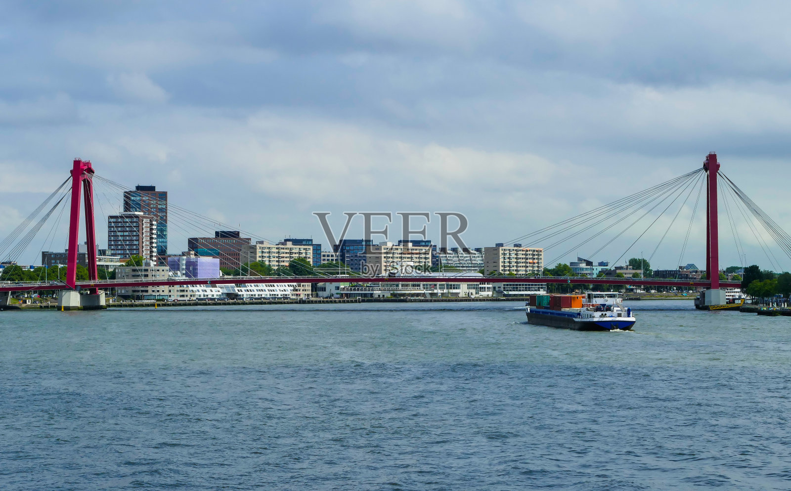 货船驶入荷兰鹿特丹港照片摄影图片