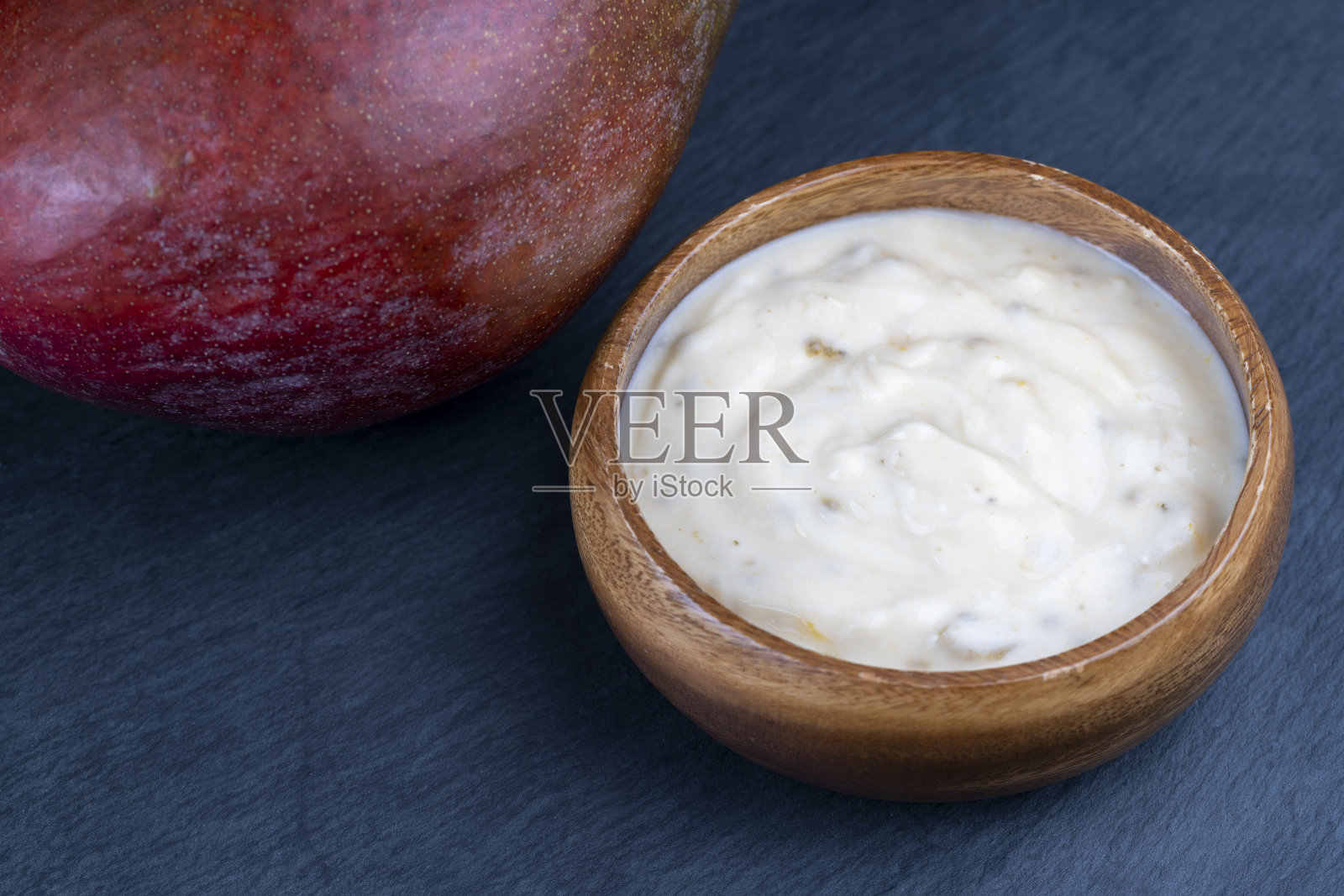 新鲜牛奶酸奶加芒果片，生物酸奶照片摄影图片