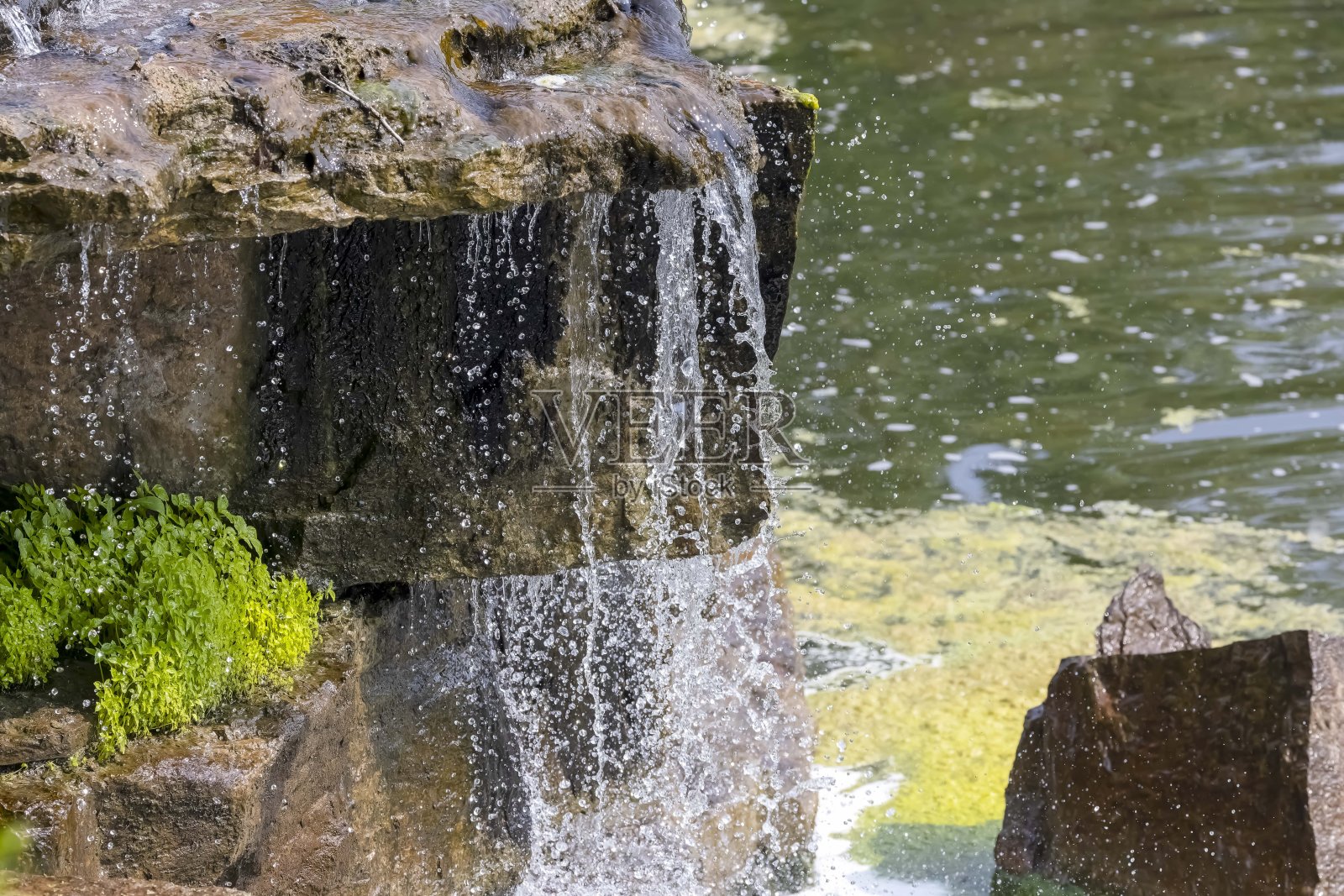 美丽的小瀑布照片摄影图片