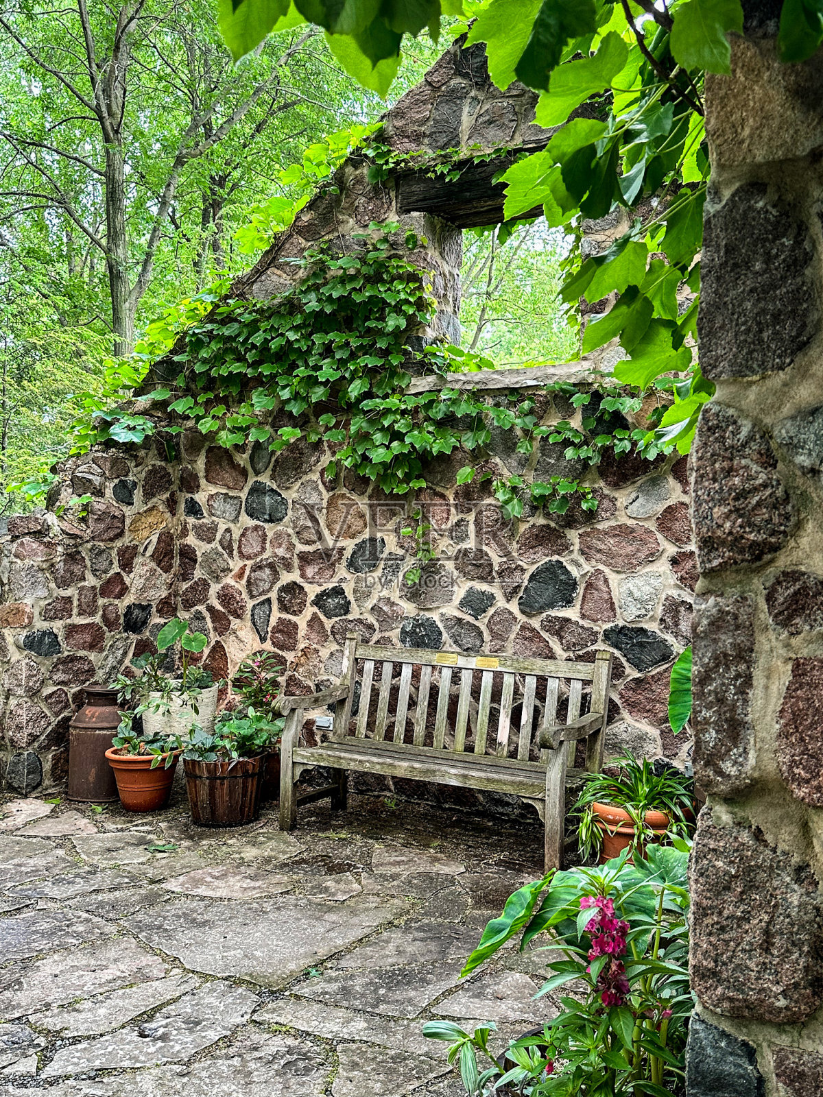 美丽的石墙和花园里的长凳照片摄影图片