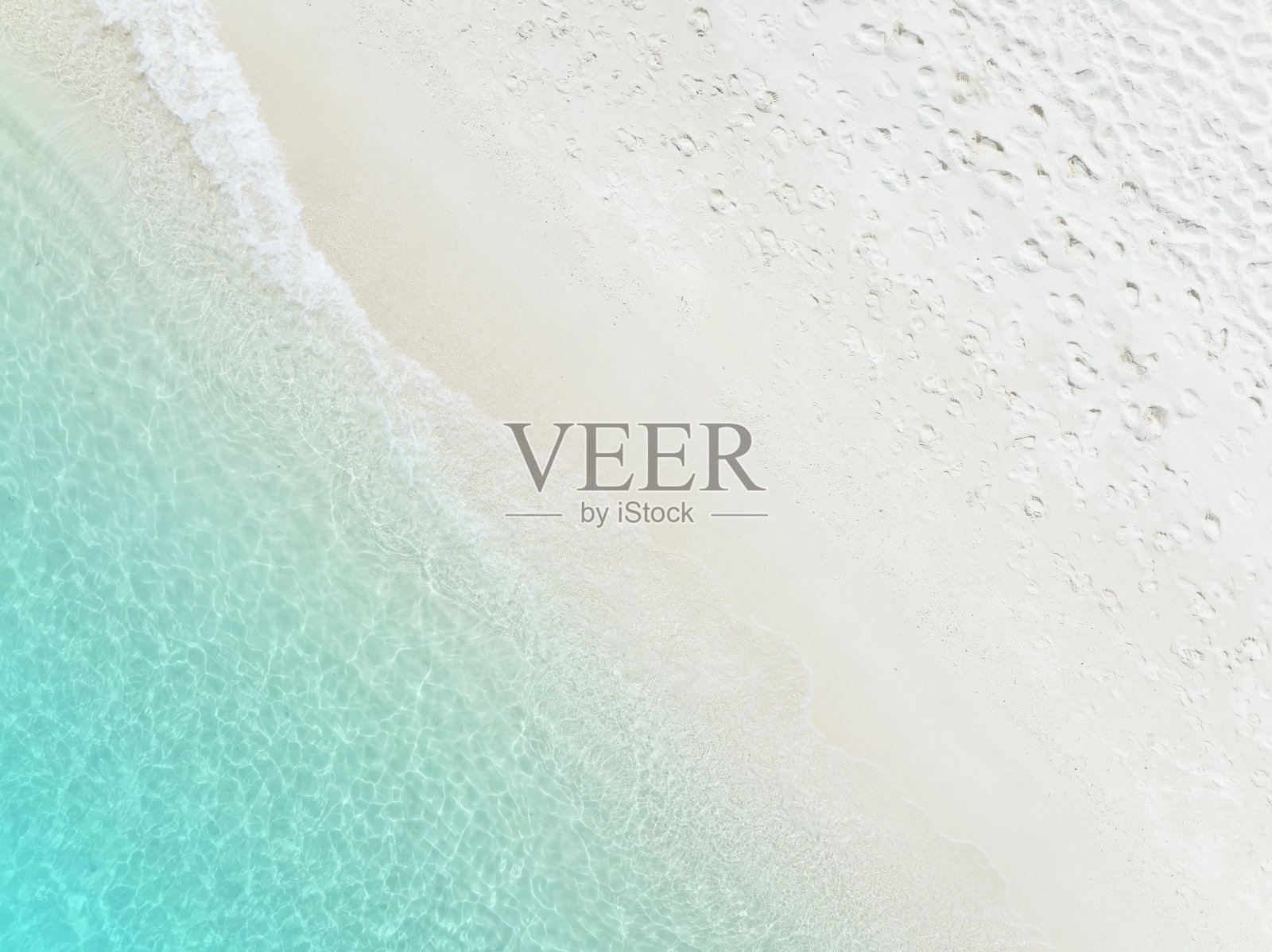 鸟瞰图与海滩在波浪的绿松石海水拍摄，俯瞰美丽的白色沙滩背景照片摄影图片