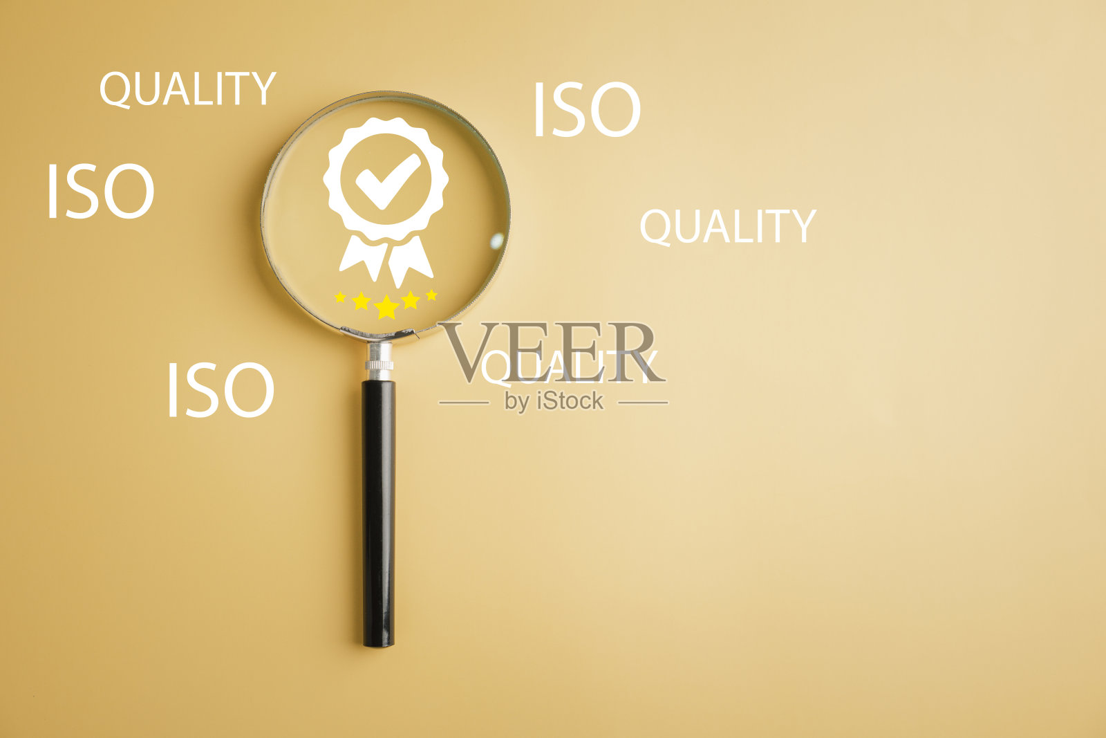 认证和ISO质量概念用放大镜突出说明照片摄影图片