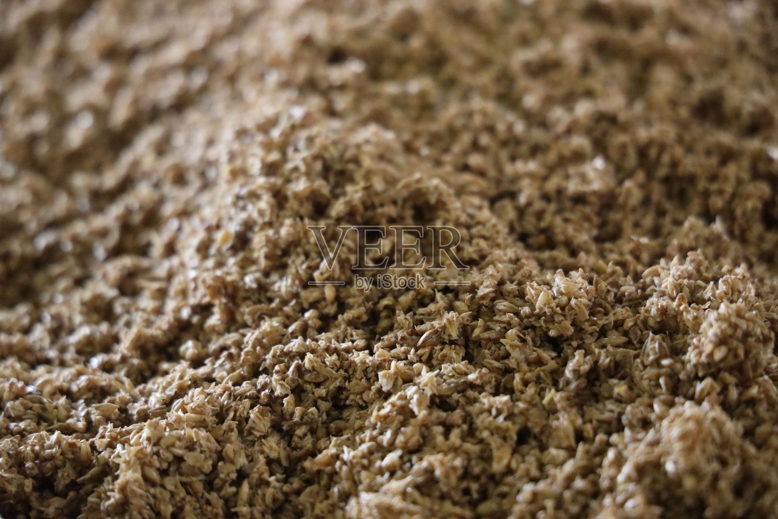 餐桌上陈列着用棕色原料制成的食物照片摄影图片