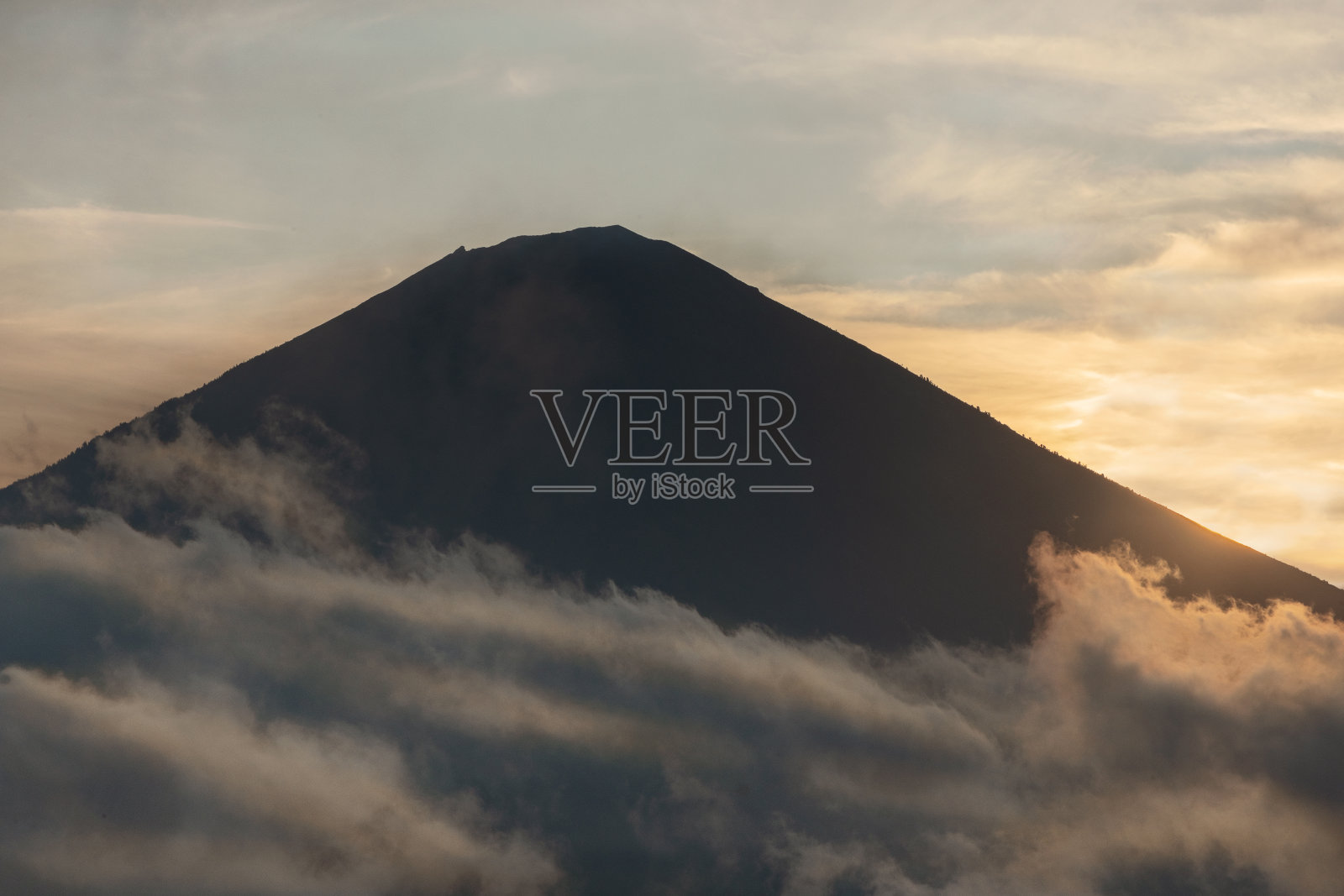 日落时巴厘岛阿贡火山的顶峰照片摄影图片