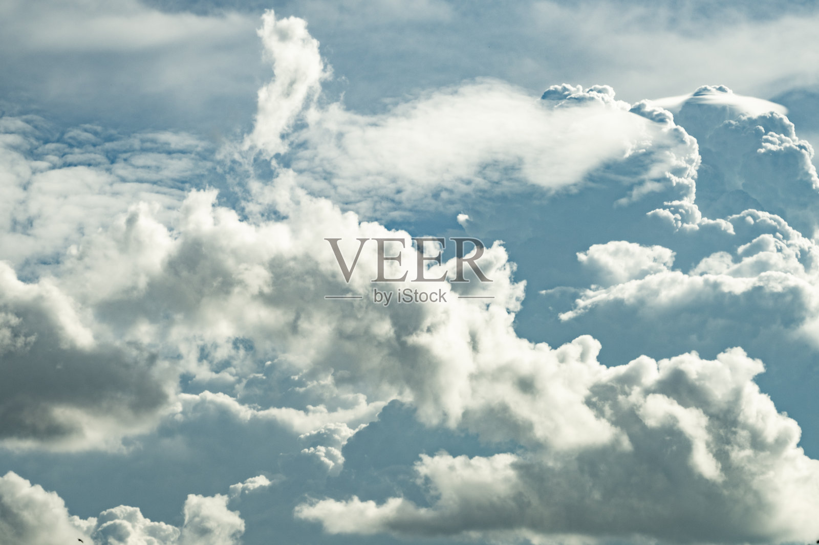 下午的天空乌云密布照片摄影图片