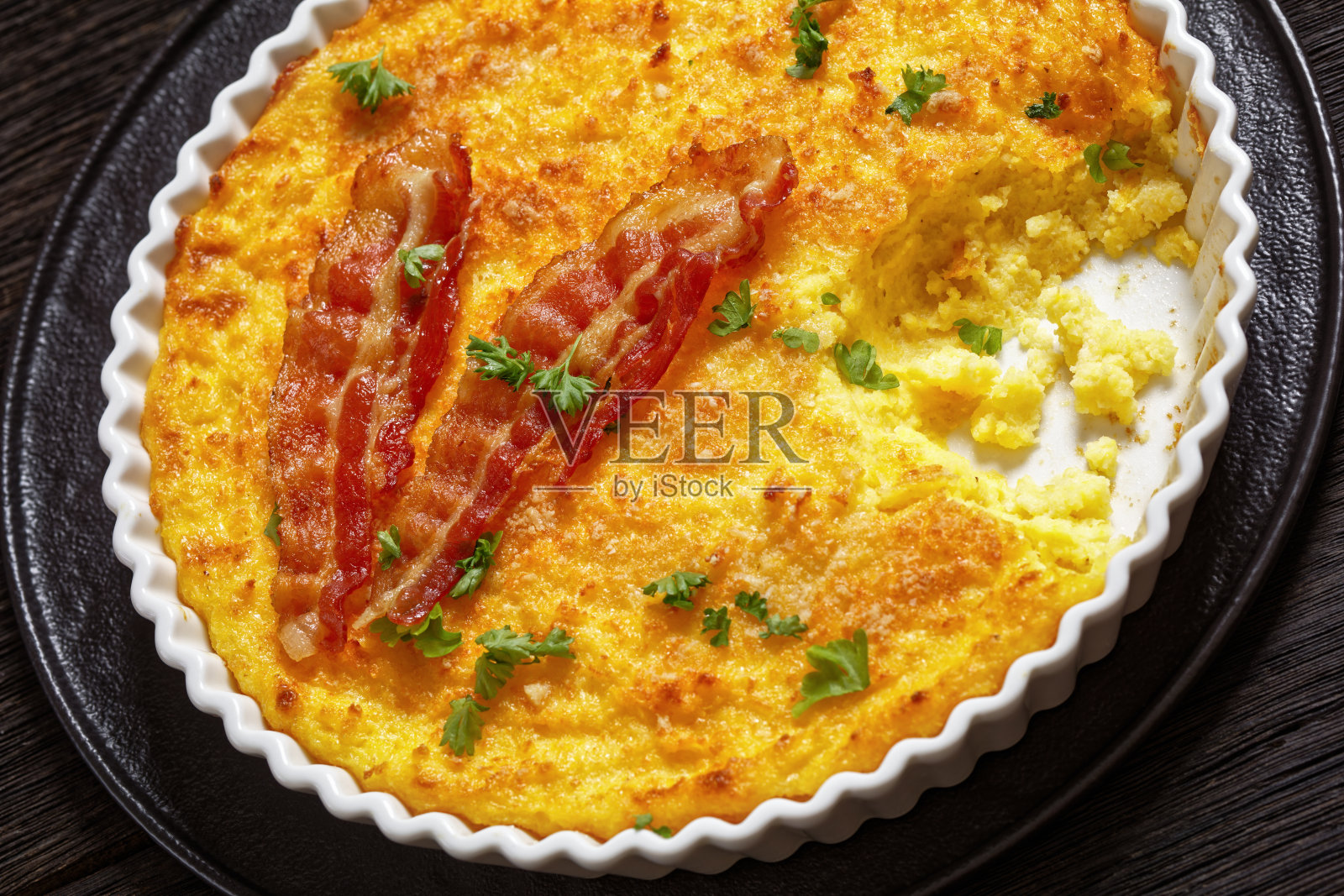 切达芝士砂锅配培根片照片摄影图片