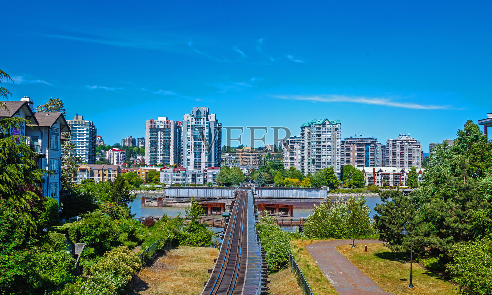 新威斯敏斯特市的河流上的铁路照片摄影图片
