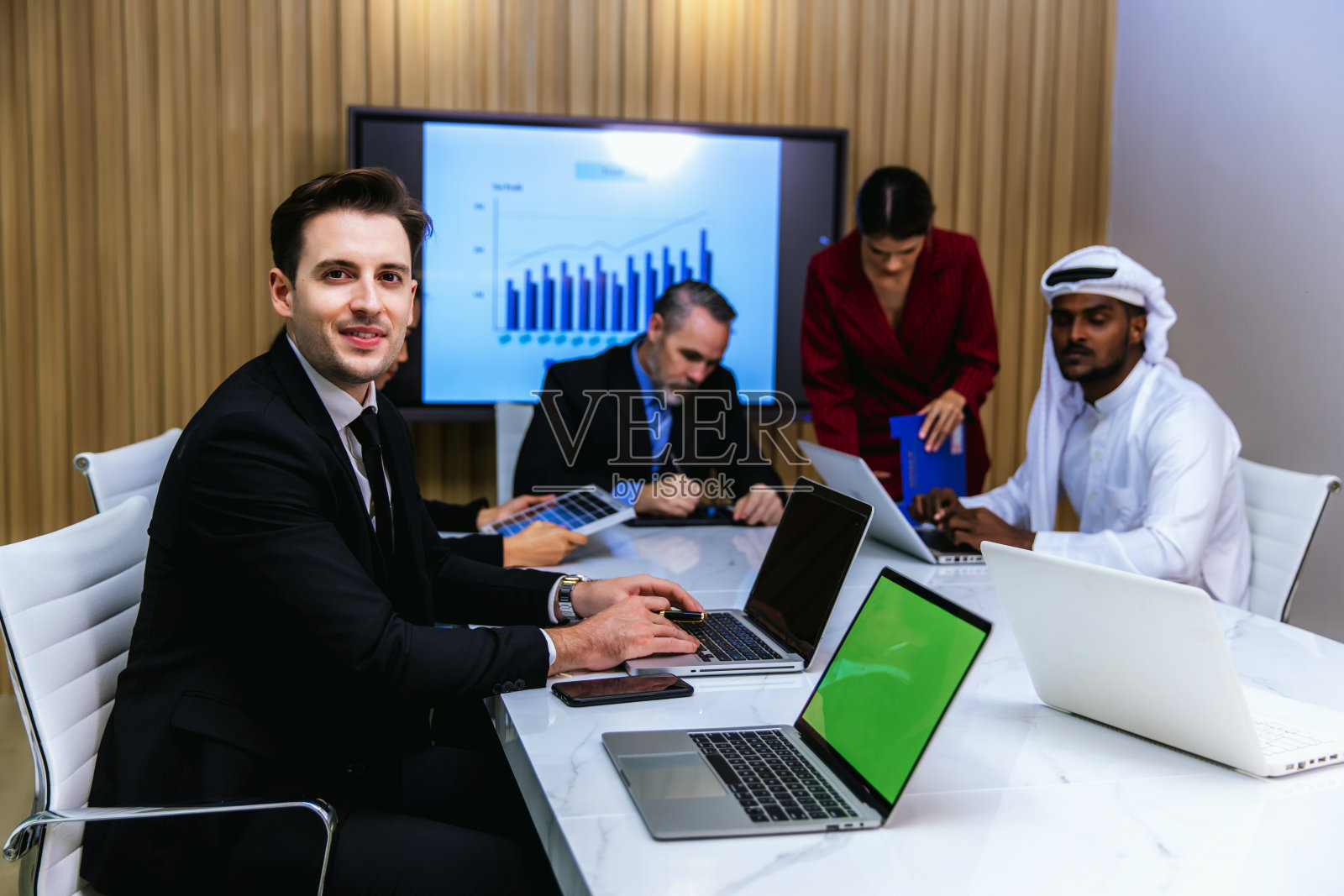 不同的同事聚集在一起头脑风暴，讨论统计数据。商务人士会议会议讨论企业理念。团队头脑风暴工作概念。人会议照片摄影图片