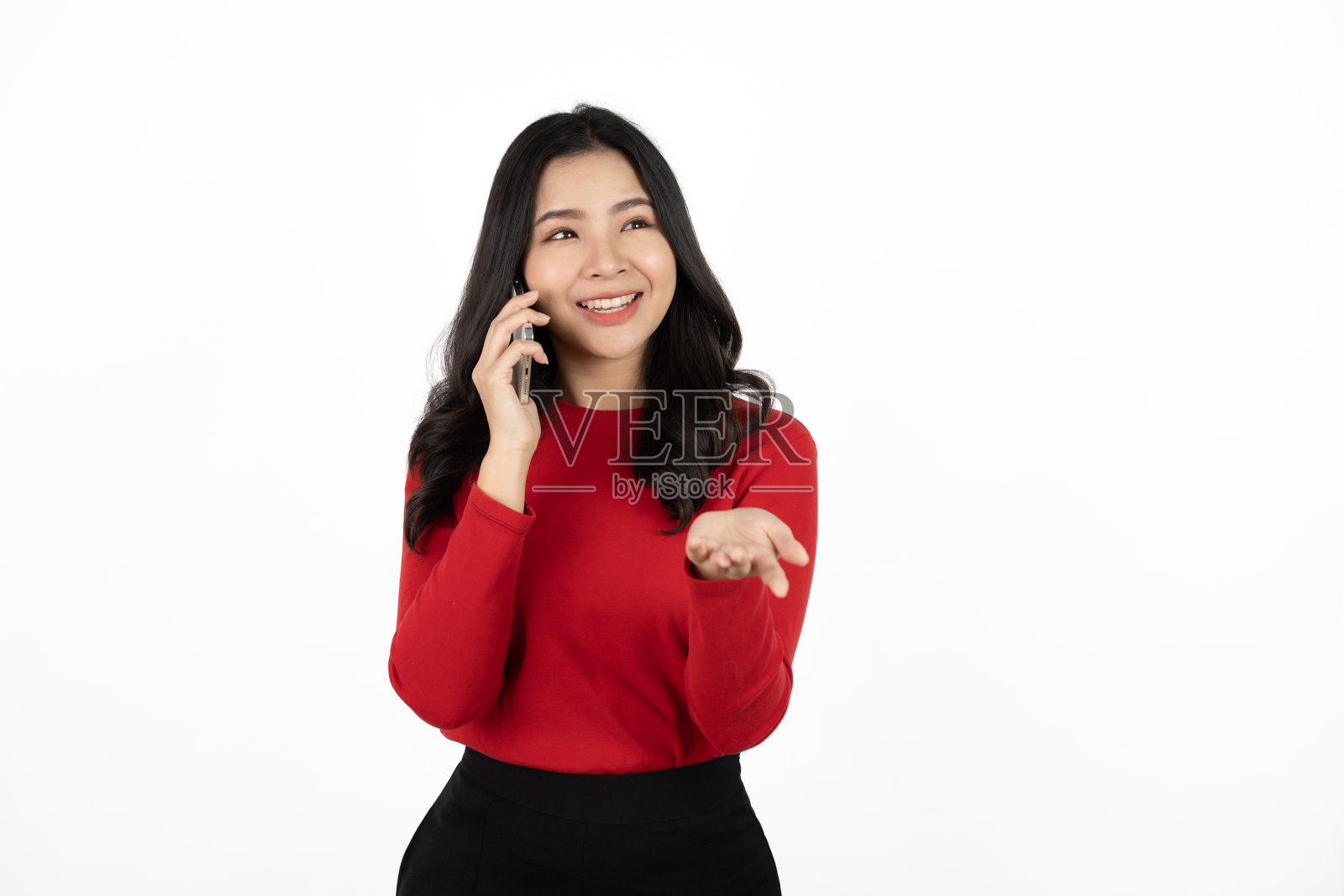 微笑迷人的亚洲女人在社交网络上用手机快乐地发短信，沉迷于现代科技，孤立在白色背景下。在线交流。照片摄影图片