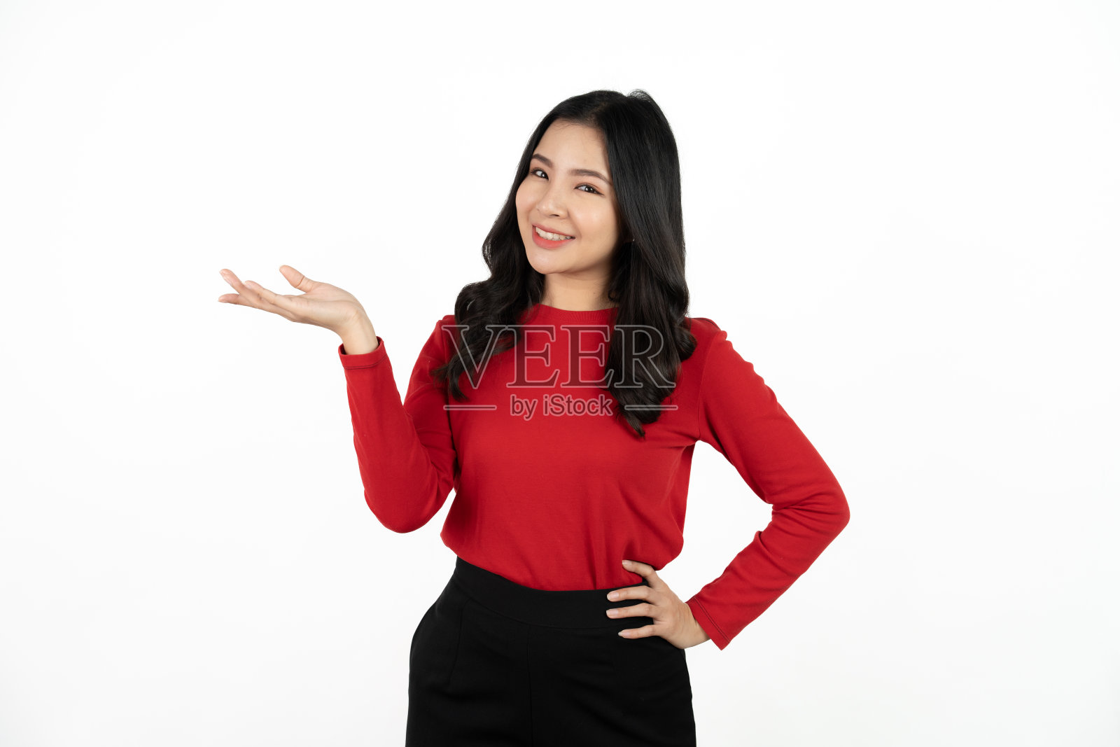 微笑的亚洲女商人指着上方的白色背景，看着镜头。照片摄影图片