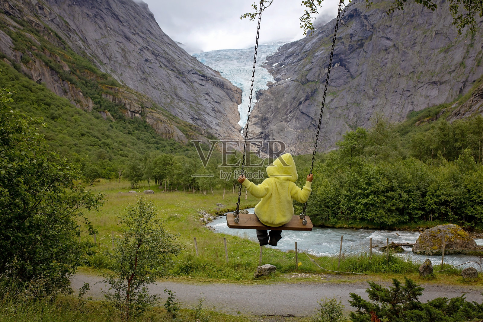 在约斯特达尔斯布林国家公园欣赏冰川美景的可爱幼儿照片摄影图片