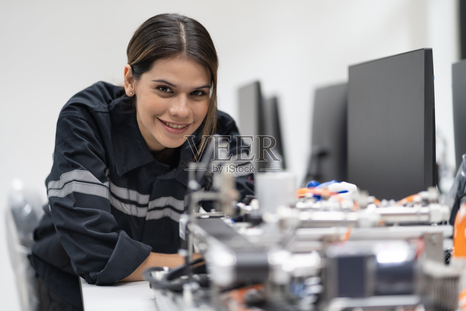 工程师白人女性在课堂上学习用电脑修理电路板照片摄影图片