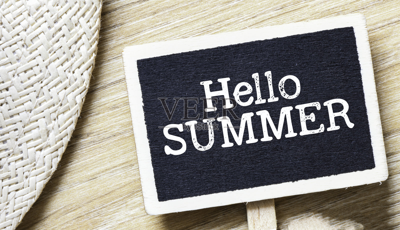 黑板上写着夏天这个词。照片摄影图片